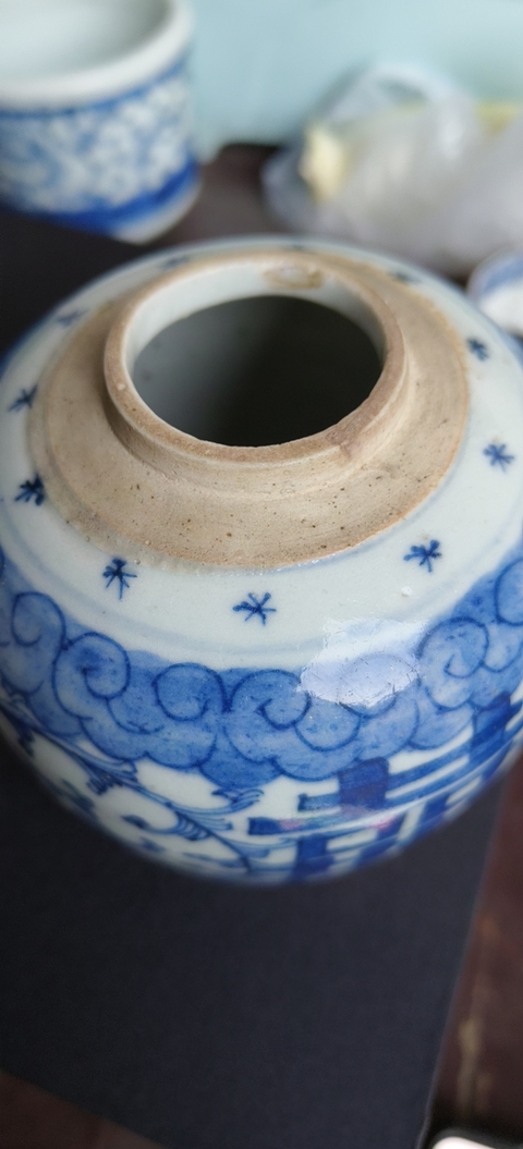 古玩陶瓷纏枝花囍字紋青花罐真品鑒賞圖