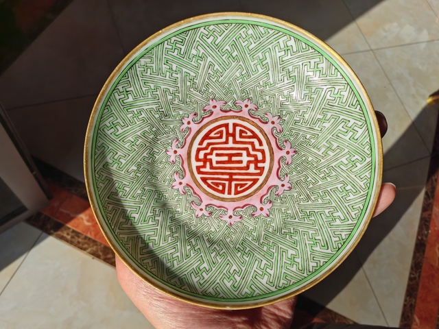 古玩陶瓷粉彩錦地壽字紋盤真品鑒賞圖