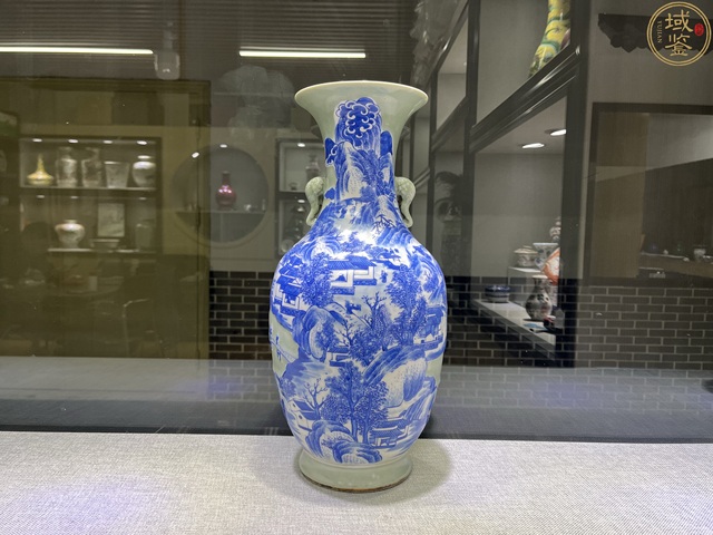 古玩陶瓷豆青青花山水紋雙耳瓶真品鑒賞圖