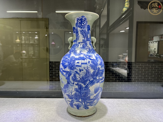 古玩陶瓷豆青青花山水紋雙耳瓶真品鑒賞圖