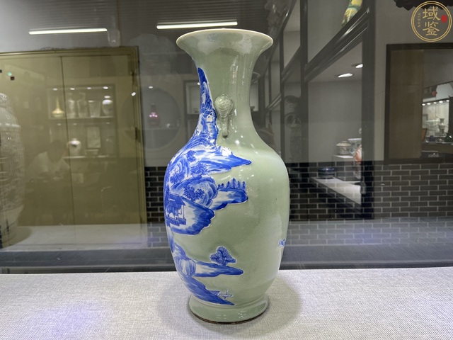 古玩陶瓷豆青青花山水紋雙耳瓶真品鑒賞圖