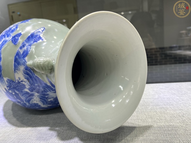 古玩陶瓷豆青青花山水紋雙耳瓶真品鑒賞圖