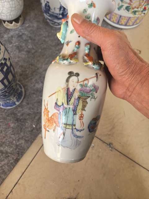 古玩陶瓷粉彩麻姑獻壽圖花口瓶真品鑒賞圖