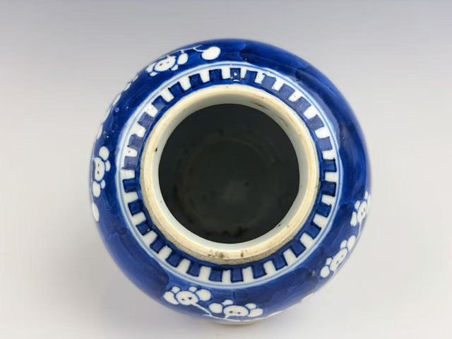 古玩陶瓷清晚期·青花留白折枝大冰梅罐拍賣，當(dāng)前價(jià)格499元