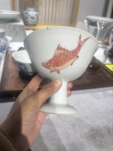 古玩陶瓷礬紅游魚紋高足杯真品鑒賞圖