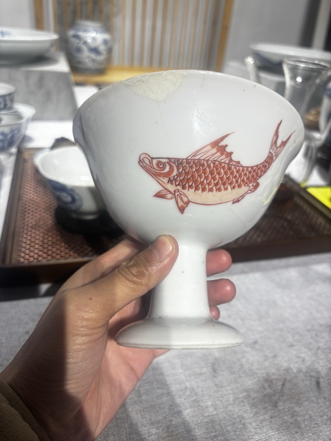 古玩陶瓷礬紅游魚紋高足杯真品鑒賞圖