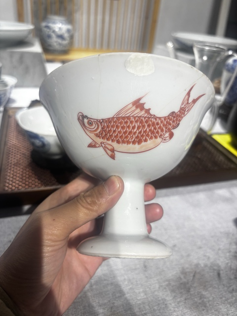 古玩陶瓷礬紅游魚紋高足杯真品鑒賞圖