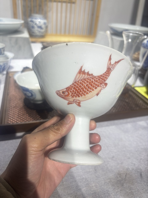 古玩陶瓷礬紅游魚紋高足杯真品鑒賞圖