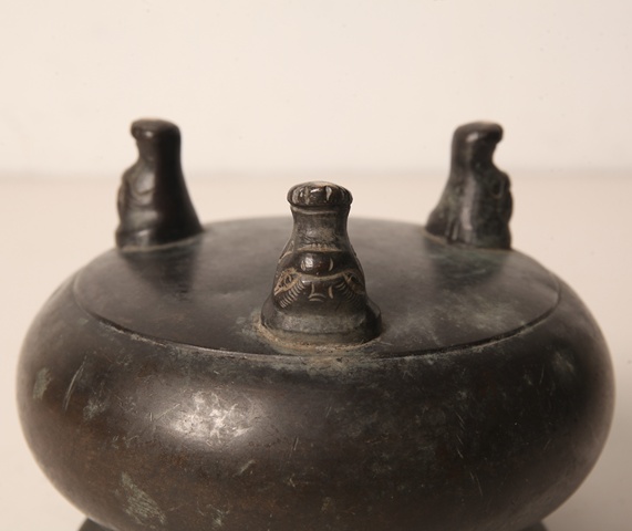 古玩銅器三足鬲式爐真品鑒賞圖