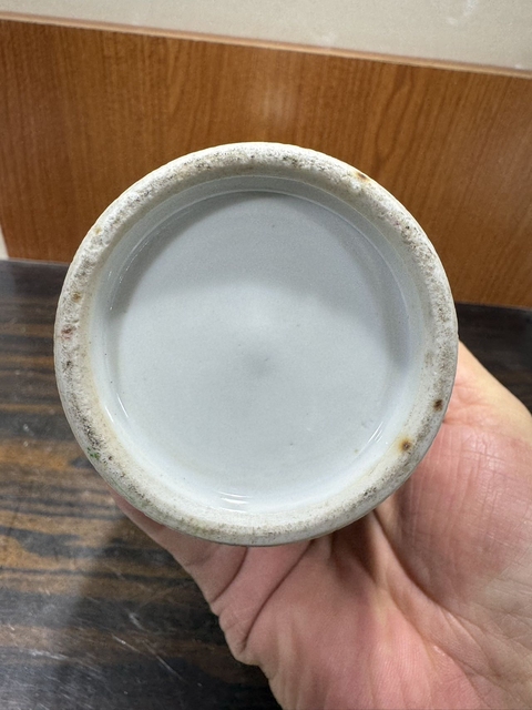 古玩陶瓷廣彩人物雙耳瓶真品鑒賞圖