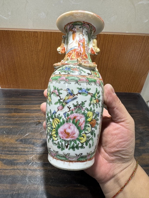 古玩陶瓷廣彩人物雙耳瓶真品鑒賞圖