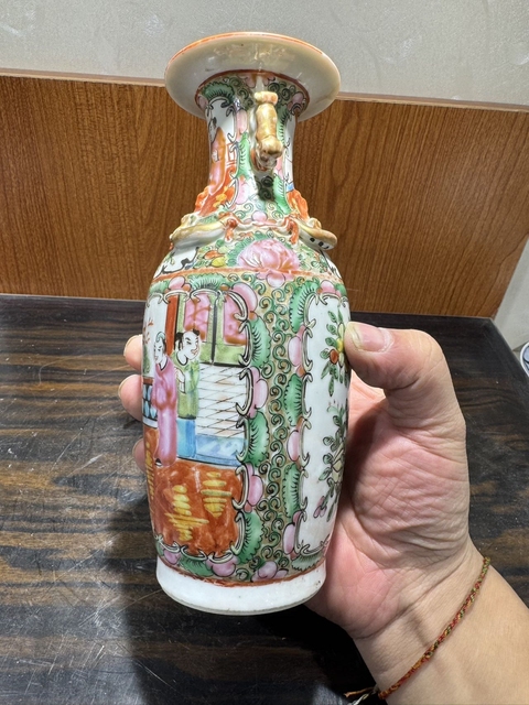 古玩陶瓷廣彩人物雙耳瓶真品鑒賞圖