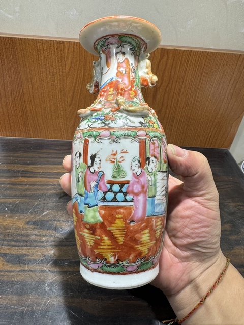 古玩陶瓷廣彩人物雙耳瓶真品鑒賞圖