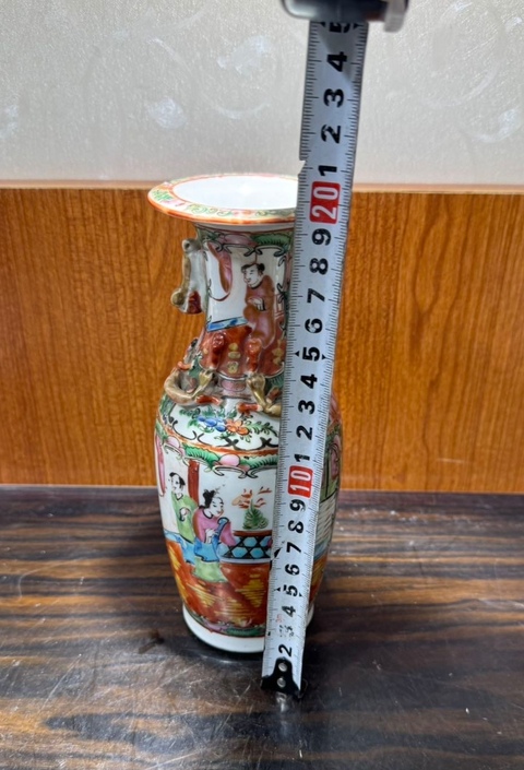 古玩陶瓷廣彩人物雙耳瓶真品鑒賞圖