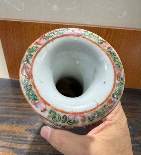 古玩陶瓷廣彩人物雙耳瓶真品鑒賞圖