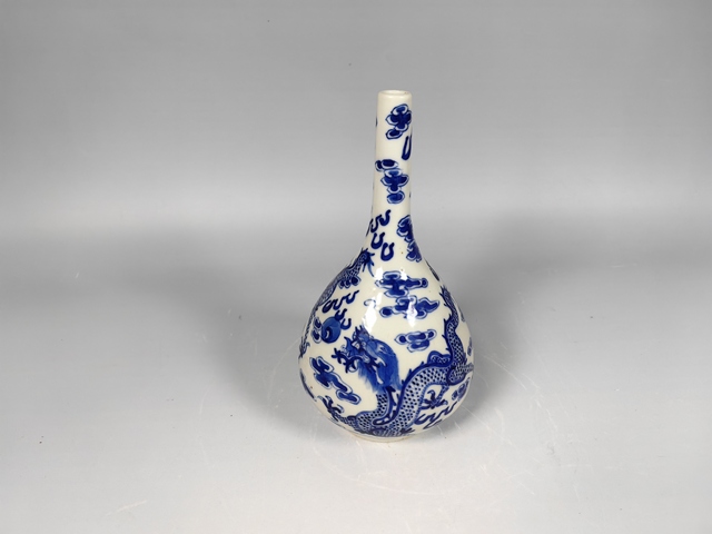 古玩陶瓷晚清雙龍戲珠青花撣瓶真品鑒賞圖