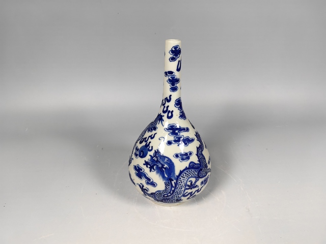 古玩陶瓷晚清雙龍戲珠青花撣瓶真品鑒賞圖