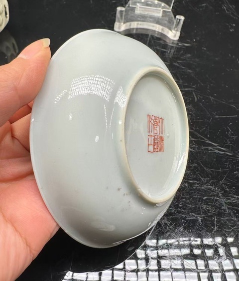 古玩陶瓷粉彩童子逗雞圖盤真品鑒賞圖