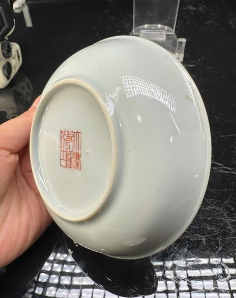 古玩陶瓷粉彩童子逗雞圖盤真品鑒賞圖