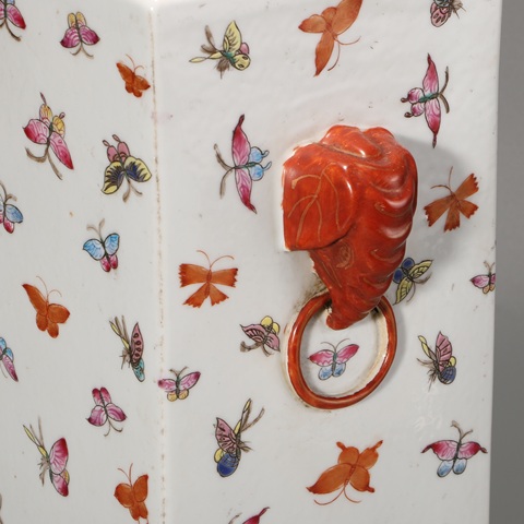 古玩陶瓷清晚期蝴蝶方瓶真品鑒賞圖