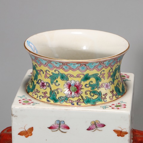 古玩陶瓷清晚期蝴蝶方瓶真品鑒賞圖