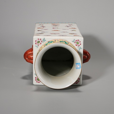 古玩陶瓷清晚期蝴蝶方瓶真品鑒賞圖