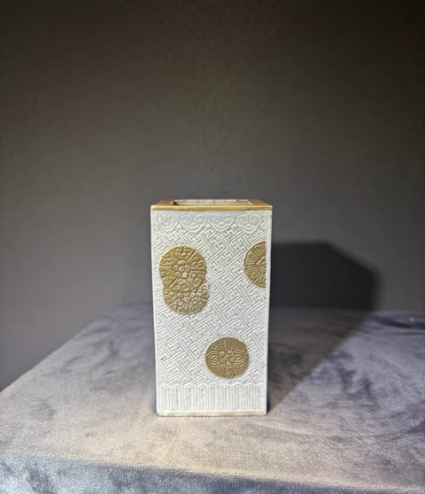 古玩陶瓷清嘉慶 雕瓷皮球花筆筒真品鑒賞圖