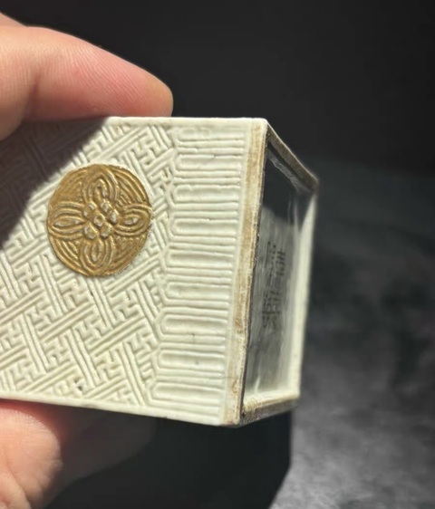 古玩陶瓷清嘉慶 雕瓷皮球花筆筒真品鑒賞圖