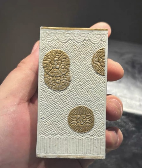 古玩陶瓷清嘉慶 雕瓷皮球花筆筒真品鑒賞圖