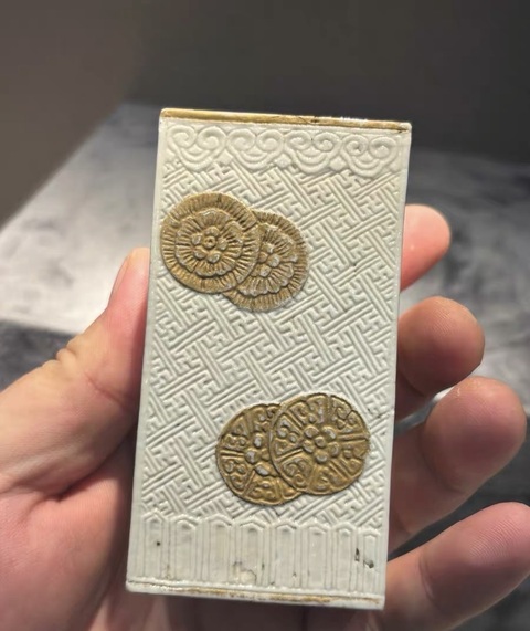 古玩陶瓷清嘉慶 雕瓷皮球花筆筒真品鑒賞圖