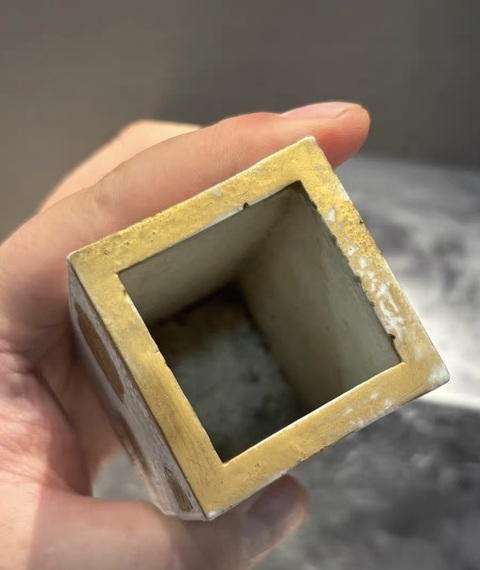 古玩陶瓷清嘉慶 雕瓷皮球花筆筒真品鑒賞圖