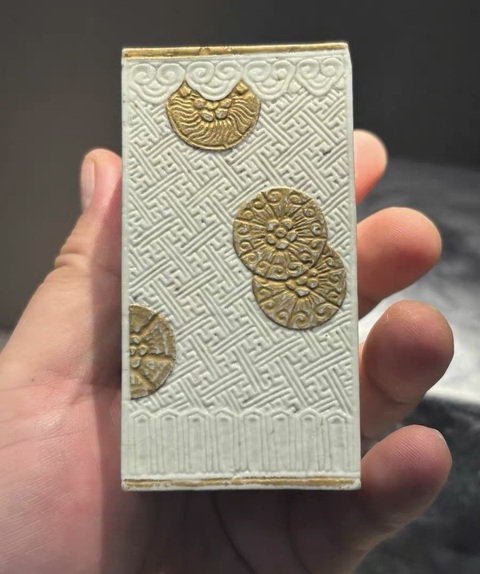 古玩陶瓷清嘉慶 雕瓷皮球花筆筒真品鑒賞圖