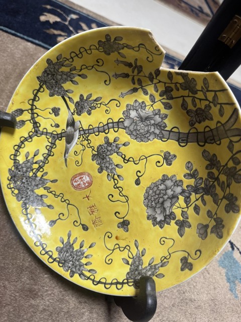 古玩陶瓷永慶長(zhǎng)春款黃釉地墨彩花鳥(niǎo)紋盤(pán)標(biāo)本真品鑒賞圖