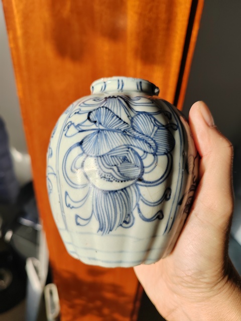 古玩陶瓷青花淡描花卉紋瓜棱罐真品鑒賞圖