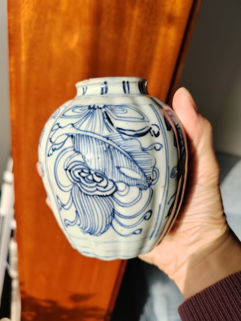 古玩陶瓷青花淡描花卉紋瓜棱罐真品鑒賞圖