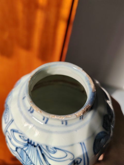 古玩陶瓷青花淡描花卉紋瓜棱罐真品鑒賞圖