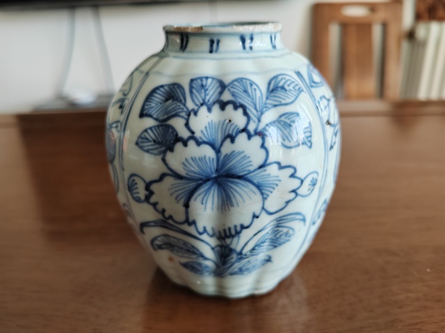 古玩陶瓷青花淡描花卉紋瓜棱罐真品鑒賞圖