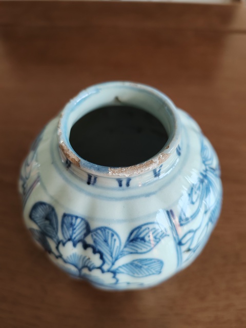 古玩陶瓷青花淡描花卉紋瓜棱罐真品鑒賞圖