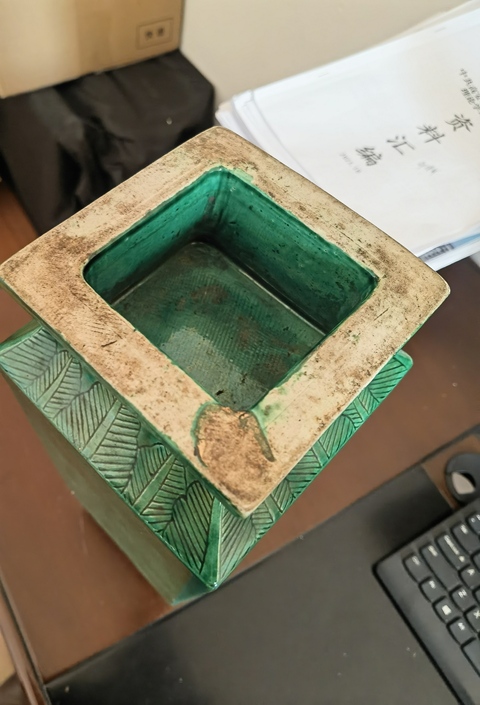 古玩陶瓷綠釉暗刻人物四方瓶真品鑒賞圖