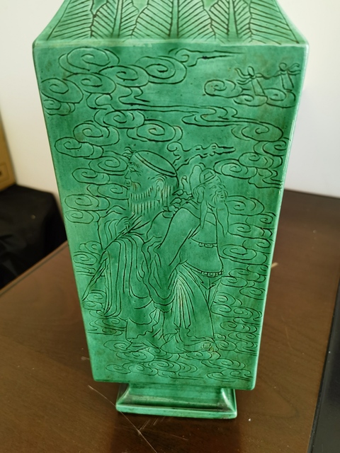 古玩陶瓷綠釉暗刻人物四方瓶真品鑒賞圖