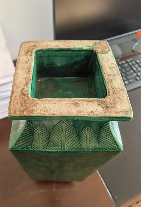 古玩陶瓷綠釉暗刻人物四方瓶真品鑒賞圖