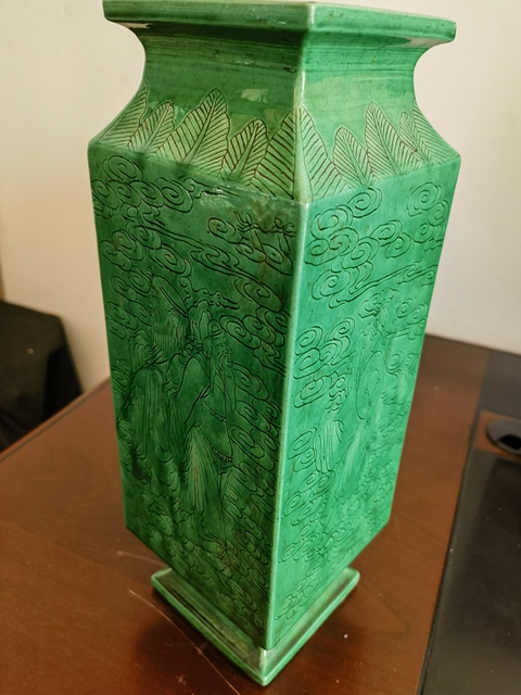 古玩陶瓷綠釉暗刻人物四方瓶真品鑒賞圖