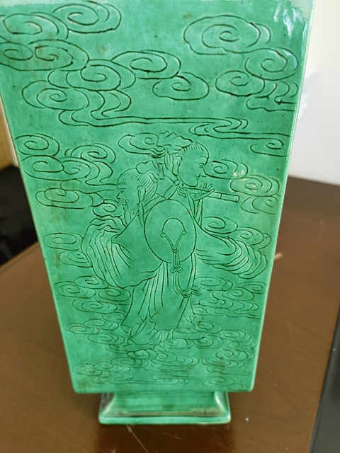 古玩陶瓷綠釉暗刻人物四方瓶真品鑒賞圖