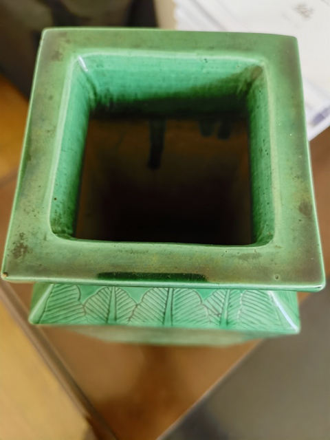 古玩陶瓷綠釉暗刻人物四方瓶真品鑒賞圖