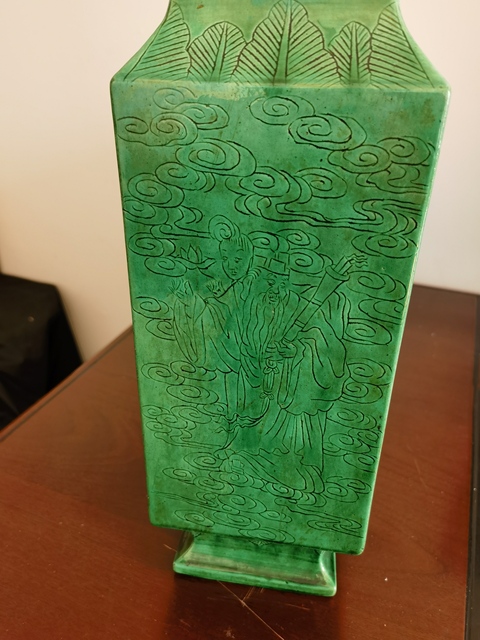 古玩陶瓷綠釉暗刻人物四方瓶真品鑒賞圖