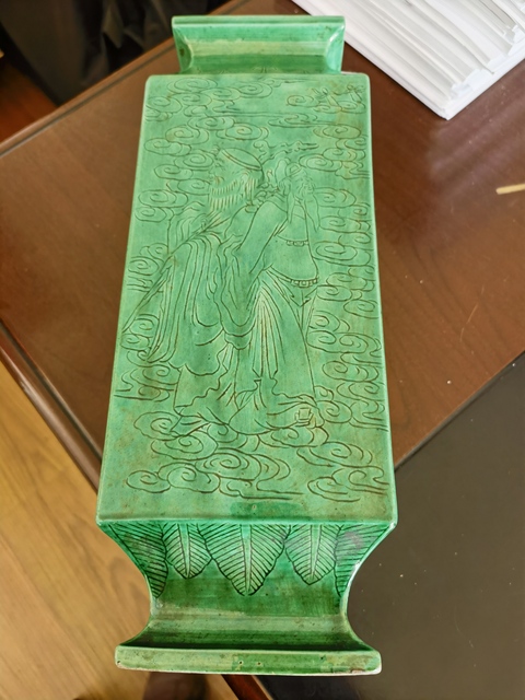 古玩陶瓷綠釉暗刻人物四方瓶真品鑒賞圖