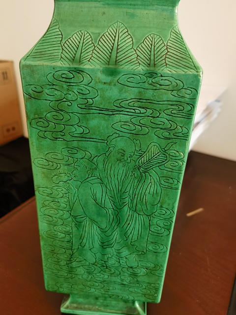 古玩陶瓷綠釉暗刻人物四方瓶真品鑒賞圖