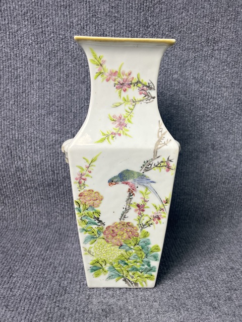 古玩陶瓷淺降彩山水花鳥紋獸耳銜環(huán)四方瓶拍賣，當(dāng)前價格4388元