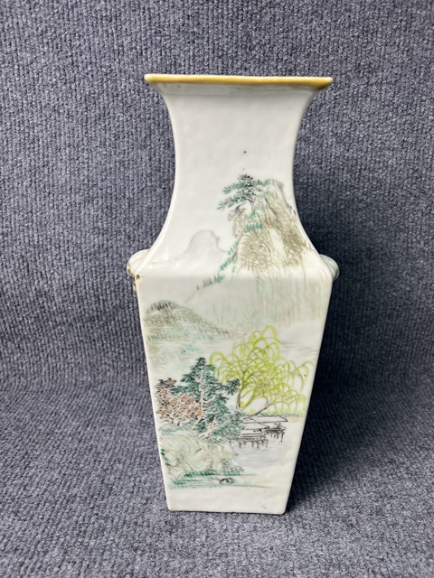 古玩陶瓷淺降彩山水花鳥紋獸耳銜環(huán)四方瓶拍賣，當(dāng)前價格4388元