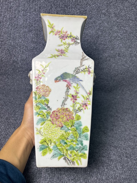 古玩陶瓷淺降彩山水花鳥紋獸耳銜環(huán)四方瓶拍賣，當(dāng)前價格4388元